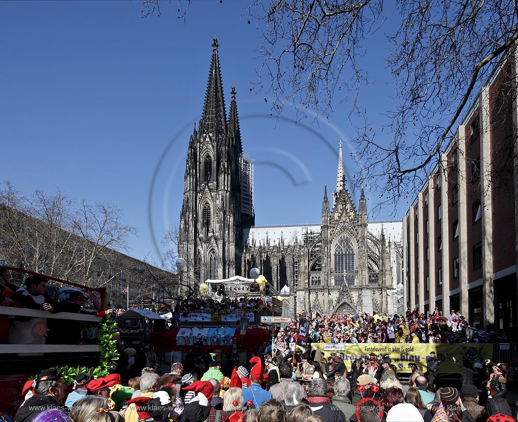 Koeln Altstadt Rosenmontag Rosenmontagszug vor dem Koelner Dom im Hintergrund bei strahlend blauem Himmel; Cologne Carnival, in the background cathedrale of Cologne
