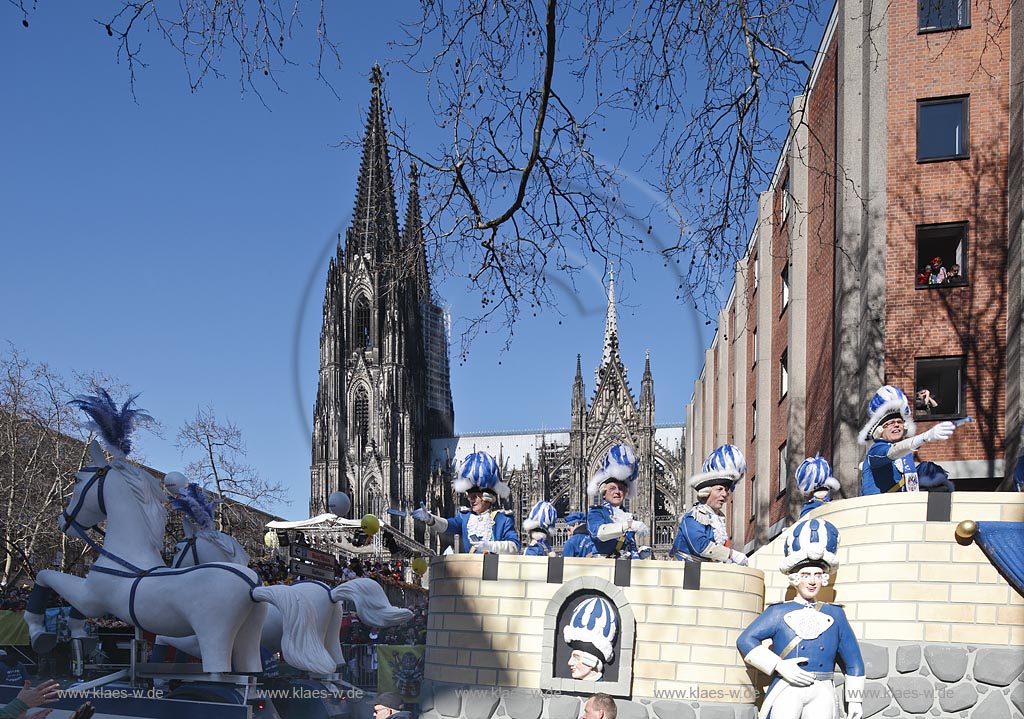 Koeln Altstadt Rosenmontag Rosenmontagszug, Wagen der Blaue Funken Artillerie vor Koelner Dom im Hintergrund bei strahlend blauem Himmel; Cologne Carnival, in the background cathedrale of Cologne