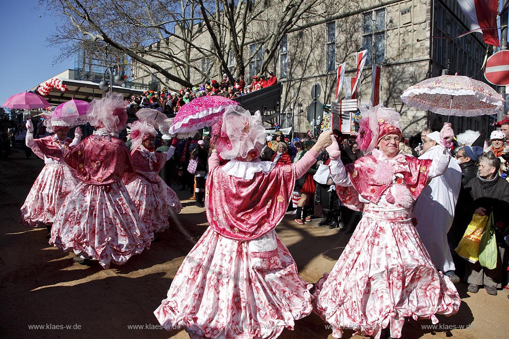 Koeln Altstadt Rosenmontag Rosenmontagszug,verkleidete alte Damen tanzen in rosa Kostuemen, im Hintergrund der Guerzenich; Cologne Carnival