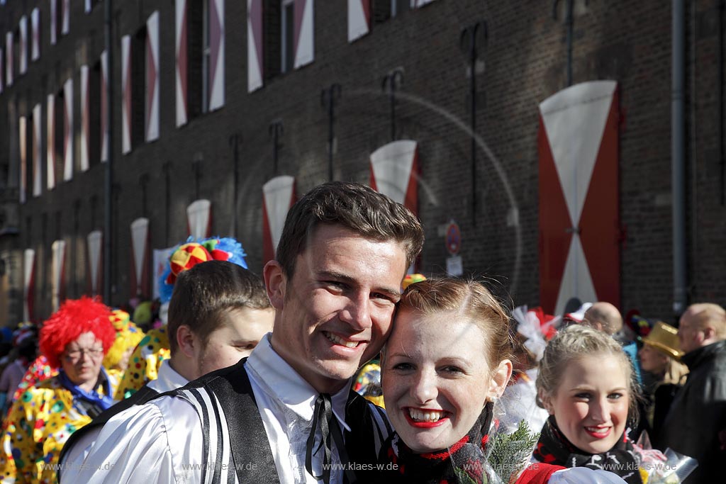 Koeln Altstadt Rosenmontag Rosenmontagszug, Zeughausstrasse, Paar schaut in Kamera, laechelnd, im Hintergrund die Fassade des Zeughaus; Cologne Carnival