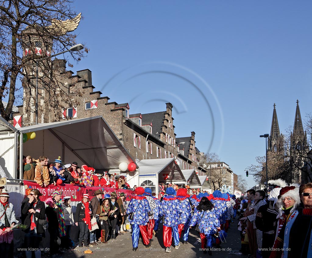 Koeln Altstadt, Rosenmontag Rosenmontagszug, Fusstruppe neben Publikumstribuene vor dem Zeughaus, im Hintergrund der Koelner Dombei strahlend blauem Himmel; Cologne Carnival, in the background cathedrale of Cologne