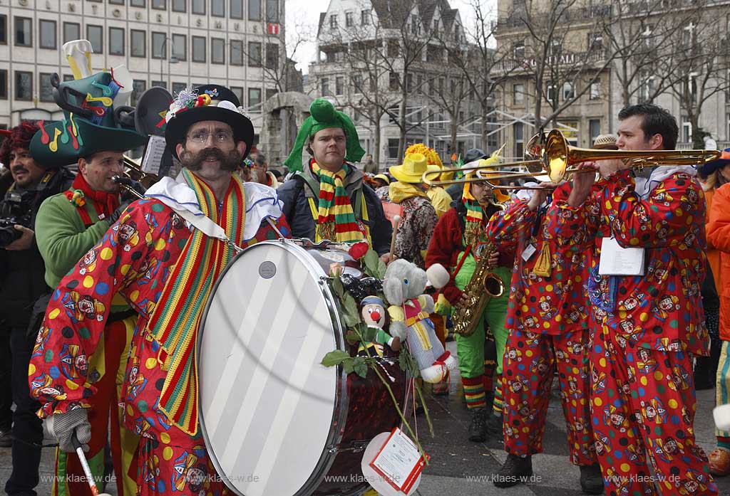 Koeln Domplatte waehrend Altweiberfasnacht, Altweiberfasching, Altweiber spielende Kapelle Musikgruppe in bunten Kostuemen 