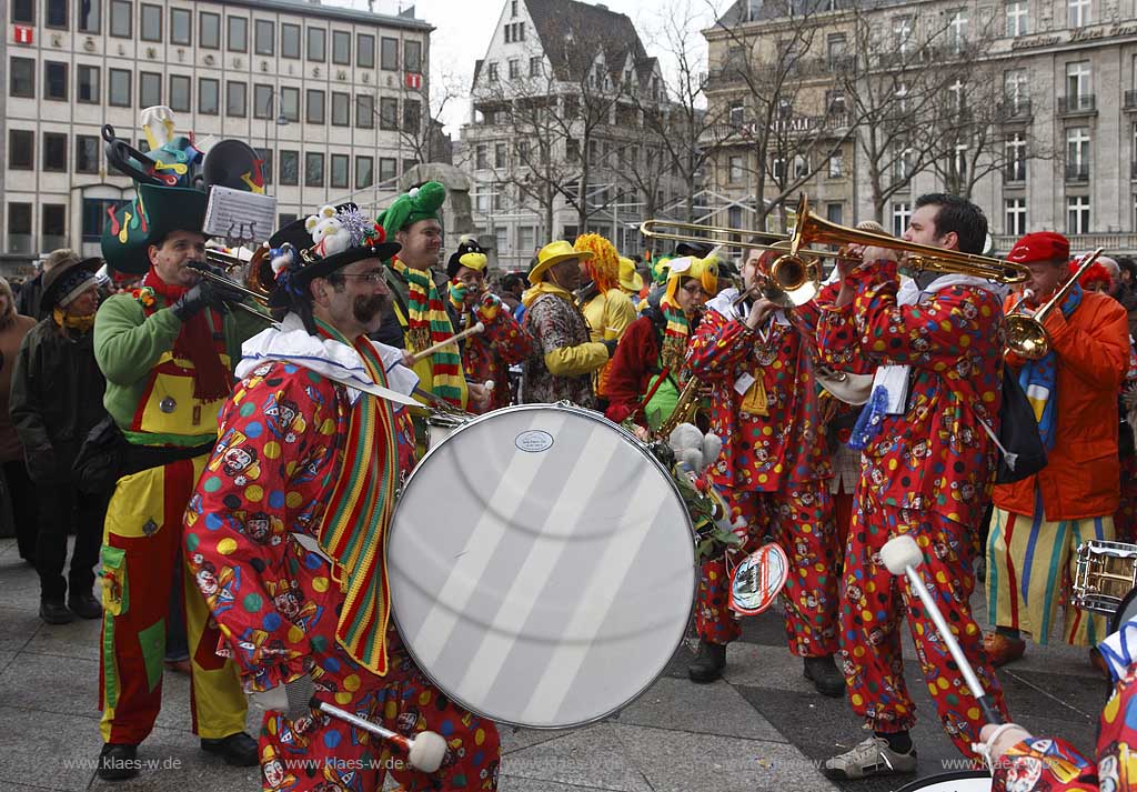 Koeln Domplatte waehrend Altweiberfasnacht, Altweiberfasching, Altweiber spielende Kapelle Musikgruppe in bunten Kostuemen 