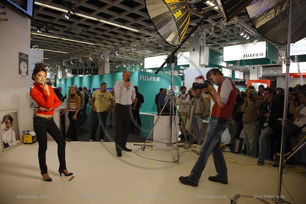 Fotoschooting Photoschooting mit Model und Fotograf, Photografer auf der Fotomesse Photokina mit in Kln, Cologne