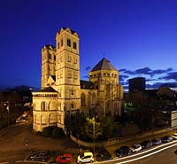 Koeln Altstadt, romanische Kirche St. Gereon im Fruehling mit kahlen Baeumen von Nordost zur blauen Stunde illuminiert; Cologne old town romanesque church St. Gereon during blue hour