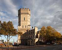 Koeln-Altstadt der Beyenturm, ein mittelalterlicher Wehrturm, heute Sitz der Alice Schwarzer Stiftung FrauenMediaTurm, im Herbstlicht stimmungsvoll am spaeten Nachmittag von der tief stehenden Sonne angestahlt; Cologne old town historical defence tower Beyenturm in atmospheric evening sunlight in autumn.