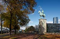 Koeln-Deutz Kennedy-Ufer im Herbst mit Reiterstandbild und Koelntriangel; Cologne Kennedy-Ufer with equestrian sculpture and Colognetriangle