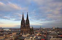 Koeln; Blick auf den Dom und die Innenstadt Richtung Deutz, Uebersichtsaufnahme in stimmungsvollem Abendlicht von der Abensomme angestrahlt; Cologne panorama view with cathedrale and city of Cologne in evening sun