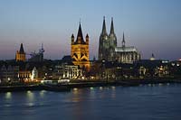 Blick ber den Rhein zur Koelner Altstadt mit dem Rathausturm, Gross Sankt martin Kirche und Dom in abendlicher Beleuchtung, illuminiert, blaue Stunde; Evening View over rhine river to picturesque Old Town of Cologne with the tower of city hall, Gross St. martin church and the cologne dome in evening light, illumination