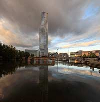   Koeln.Neustadt.Nord Medianpark, Gebaeudeensemple mit Koelnturm, dem mit 148,5 Metern ohne und 65,48 Metern mit Antenne hoechsten Koelner Buerohaus in Abendstimmung mit Wolkenhimmel und Spiegelbild; Cologne Media Park with the largest office building in Cologne, the Koelnturm Colognetower in evening Light with clouds and mirror image