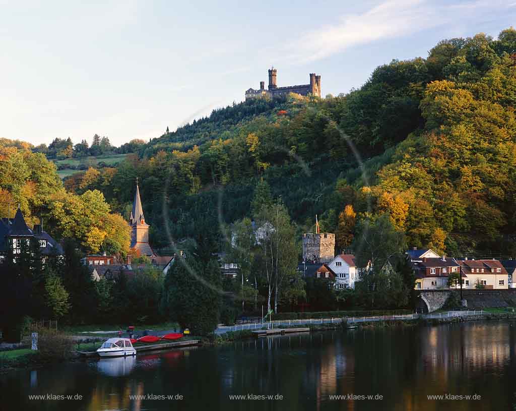 Blick auf Schloss Schaumburg in Balduinstein bei Limburg an der Lahn mit Sicht zum Ort und der Lahn in Herbststimmung