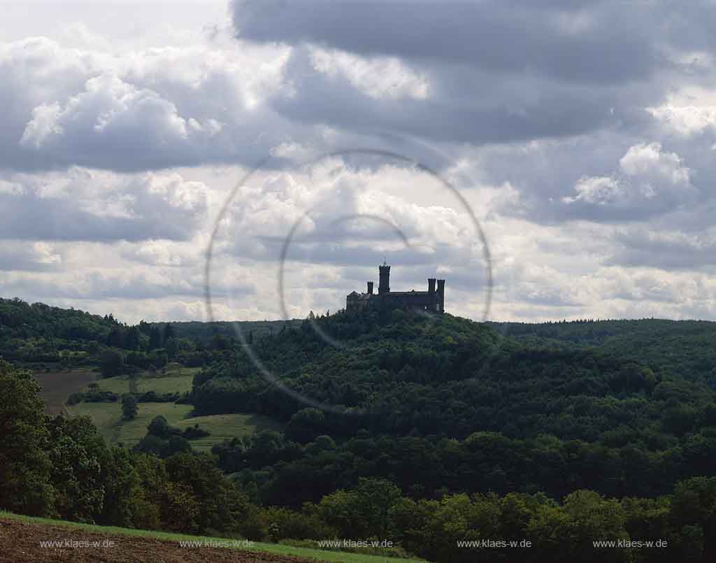 Blick auf Schloss Schaumburg in Balduinstein bei Limburg an der Lahn mit Sicht auf Landschaft