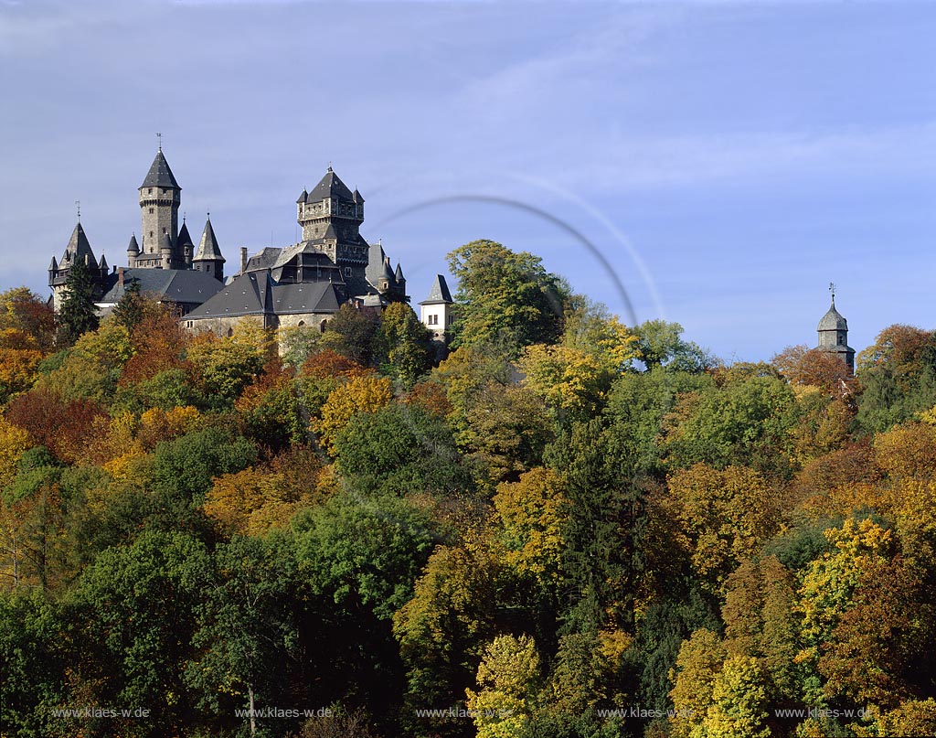 Braunfels, Lahn-Dill-Kreis, Blick zum Landgrafen Schloss mit Herbstwald, Hessen, Westerwald