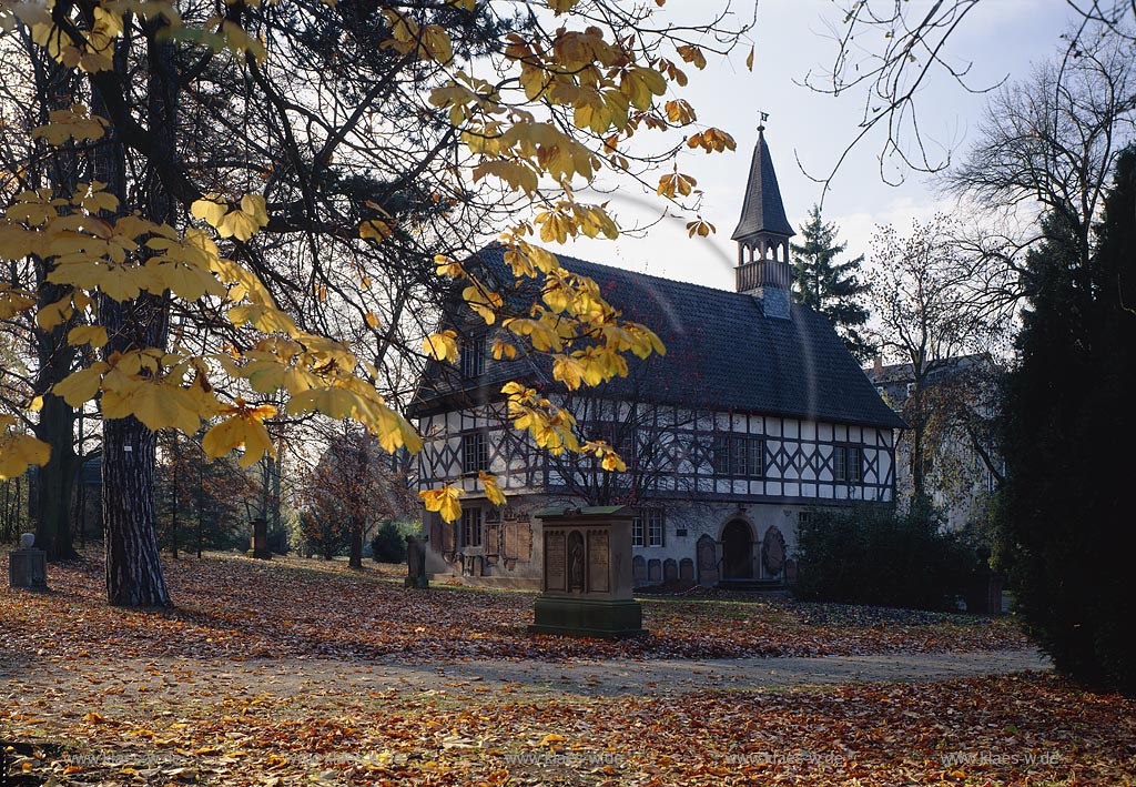 Gieen, Blick auf Kapelle mit altem Friedhof, Hessen