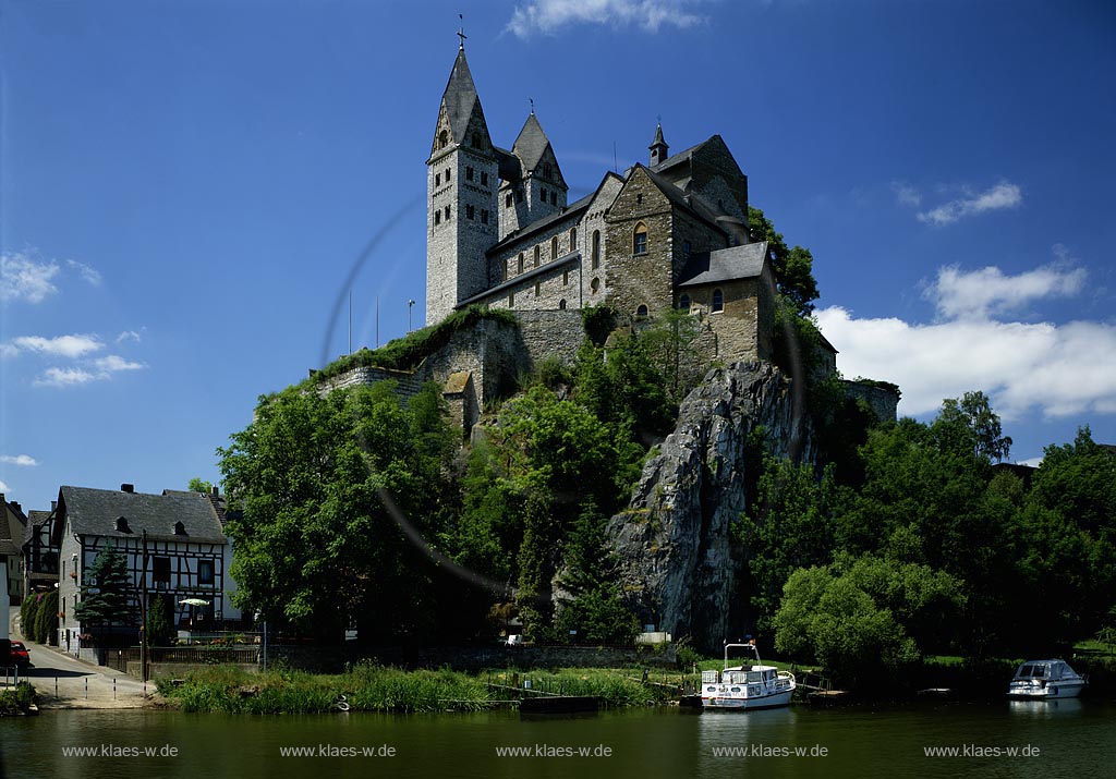 Dietkirchen, Blick auf Kirche St.Lubentius und Lahn, Limburg-Weilburg, Hessen, Westerwald