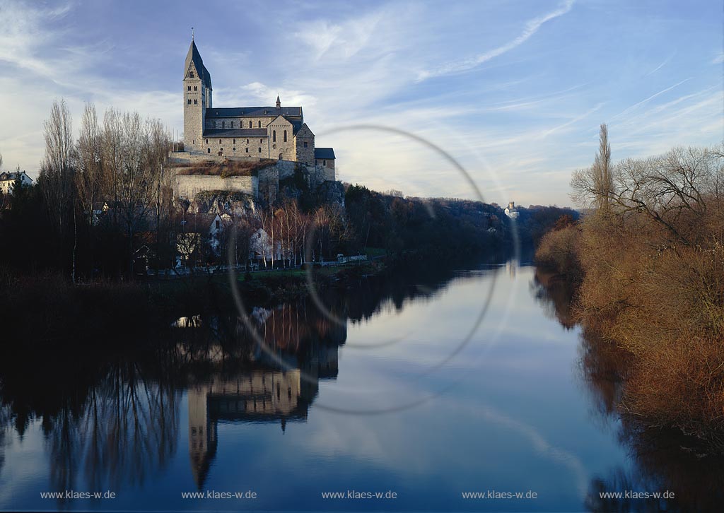 Dietkirchen, Blick auf Kirche St.Lubentius und Lahn, Limburg-Weilburg, Hessen, Westerwald