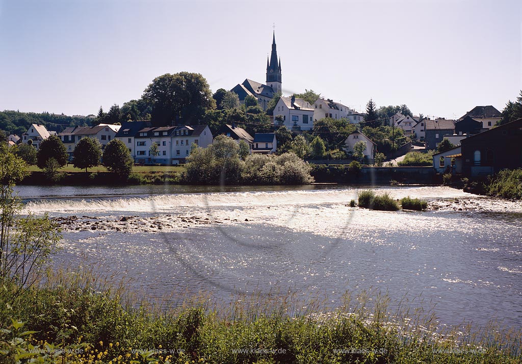 Villmar, Blick ber, ueber Lahn auf Ort mit Pfarrkirche St. Peter und Paul, Landkreis Limburg-Weilburg, Hessen, Westerwald