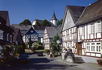 Freudingen, Bad Laasphe, Kreis Siegen Wittgenstein, Siegerland, Blick auf Ortskern mit Dorfkirche