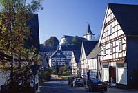 Freudingen, Bad Laasphe, Kreis Siegen Wittgenstein, Siegerland, Blick auf Ortskern mit Dorfkirche