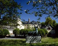 Bad Laasphe, Kreis Siegen-Wittgenstein, Siegerland, Blick auf Schloss Wittgenstein mit Schlosspark und Hirsch Statue