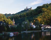 Blick auf Schloss Schaumburg in Balduinstein bei Limburg an der Lahn mit Sicht zum Ort und der Lahn in Herbststimmung