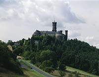 Blick auf Schloss Schaumburg in Balduinstein bei Limburg an der Lahn mit Sicht auf Landschaft