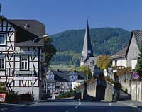 Biedenkopf, Landkreis Marburg-Wiedenkopf, Wallau, Blick zur Kirche mit Fachwerkhäusern, Fachwerkhauesern, Hessen, Westerwald