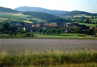 Kernbach, Blick auf Ort Marburg-Biedenkopf mit Landschaft, Lahntal, Hessen, Westerwald