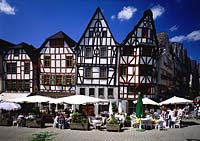 Limburg an der Lahn, Blick auf Bischofsplatz mit Aussengastronomie, Limburg-Weilburg, Hessen, Westerwald