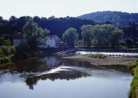 Wehrda, Blick auf Lahn mit Fachwerkhusern, Fachwerkhauesern und Wldern, Waeldern, Kreis Marburg-Biedenkopf, Hessen, Westerwald