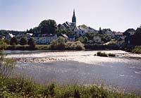 Villmar, Blick ber, ueber Lahn auf Ort mit Pfarrkirche St. Peter und Paul, Landkreis Limburg-Weilburg, Hessen, Westerwald