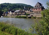 Blick auf den Ort Dausenau bei Limburg an der Lahn mit Sicht auf Fachwerkhaeusern und Lahnlauf in Sommerstimmung