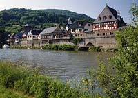 Blick auf den Ort Dausenau bei Limburg an der Lahn mit Sicht auf Fachwerkhaeusern und Lahnlauf in Sommerstimmung
