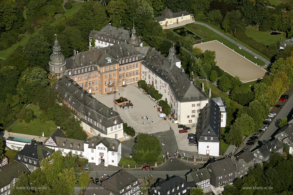 Schloss Berleburg mit Orangerie, Bad Berleburg, Kreis Siegen-Wittgenstein, Nordrhein-Westfalen, Deutschland, DEU. | Berleburg castle with orangery, Bad Berleburg, North Rhine-Westphalia, Germany, DEU. 