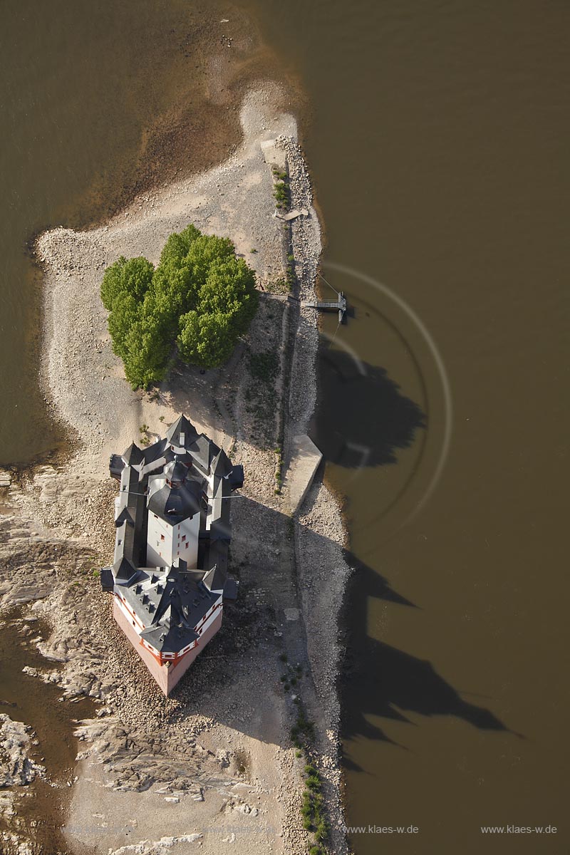 Kaub, Blick auf Rhein mit Pfalzgrafenstein bei Niedrigwasser; Kaub, view to rhine with Pfalzgrafenstein at low water