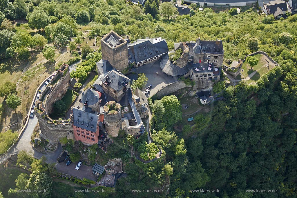 Oberwesel, Blick auf die Schoenburg, eine Rheinburg aus dem 12. Jahrhundert und Ort mit der Liebfrauenkirche, ein gotischer Sakralbau, Rhein Flusslandschaft; Oberwesel, view to the Schoenburg and the city with the Liebfrauenkirche