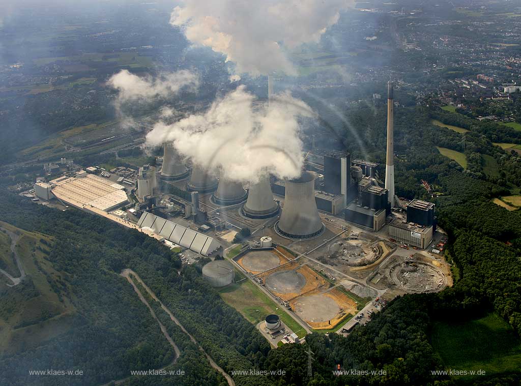Kraftwerk Scholven der EON/VEBA Kraftwerke Ruhr AG mit nur noch fuenf Kuehltuermen, Gelsenkirchen-Buer, Nordrhein-Westfalen, Deutschland, DEU. | Scholven power plant, Gelsenkirchen, North Rhine-Westphalia, Germany, DEU.