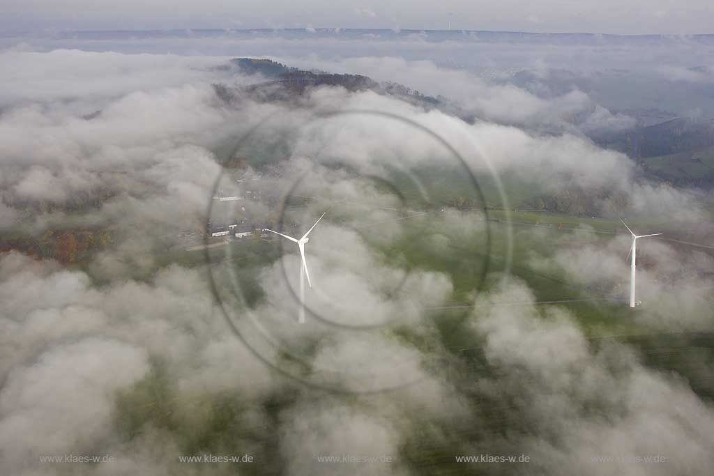 DEU, Deutschland, Nordrhein-Westfalen: herbstlicher Morgennebel ueber dem Sueden von Meschede. | DEU, Germany, North Rhine-Westphalia: wafts of mist, Meschede.