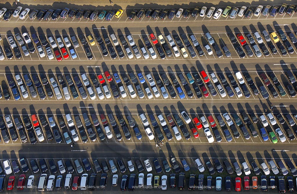Luftbild, Parkplatz, autos, in Reih und Glied, Movie Park Germany, Bottrop Kirchhellen, Vergnuegungspark, Freizeitpark, Bottrop, Ruhrgebiet, Nordrhein-Westfalen, Deutschland, Europa