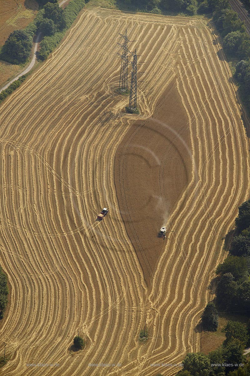 DEU, Deutschland, Luftbildfotografie, Ruhrgebiet, Gelsenkirchen, Kornfeld mit Maehdrescher Bauer bei der Ernte Rotthausen Stadtgrenze Essen-Schonnebeck | DEU, Germany, aerial picture photography, ruhr area, Gelsenkirchen, Nordstern park with Rhine-Herne-canal and river Emscher 