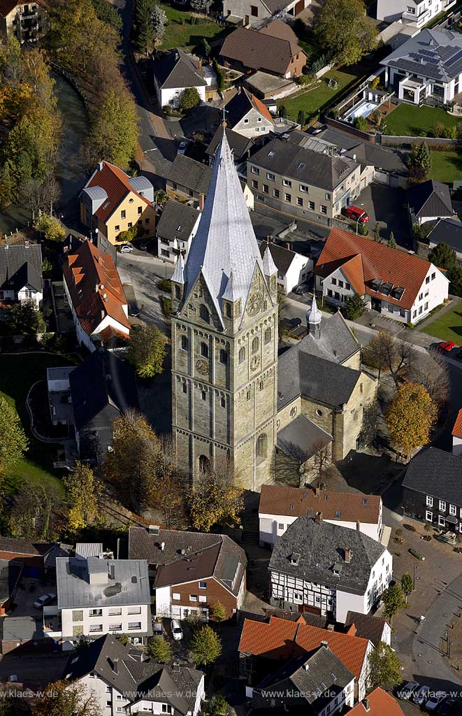 Laurentius-Kirche im romanischen Stils aus dem 9. Jahrhundert mit hohem Turm und Schloss Erwitte der Grafen von Landsberg, Erwitte, Nordrhein-Westfalen, Deutschland, DEU. | Laurentius church and Erwitte castle, Erwitte, North Rhine-Westphalia, Germany, DEU.