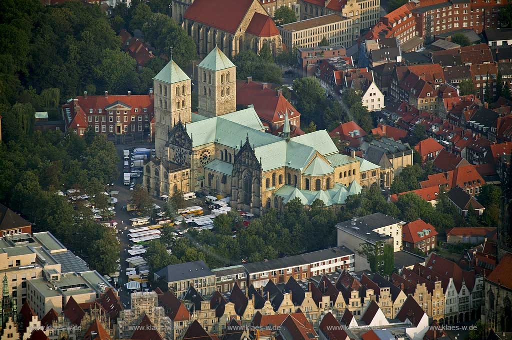 Deutschland, DEU: Muenster, Blick auf die Innenstadt mit Prinzipalmarkt und Dom. | Germany, DEU: Muenster, view of the town center with Prinzipalmarkt and dome. | 