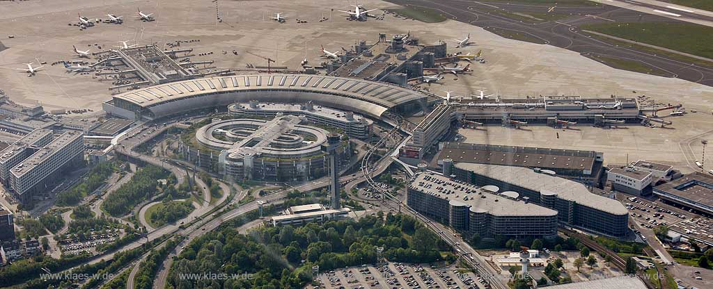 Duesseldorf, Luftbild Gesamtuebersicht  Flughafengelaende Duesseldorf, Airporthotel Sheraton, Landebahn, Startbahn, Rollwege, Flugzeuge, Urlaubsjets; Duesseldorf, aerial photo, general view of airport area.