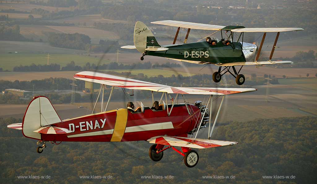 DEU, Deutschland, Ruhrgebiet, Hamm, Tiger Moth D-ESPS Baujahr 1940 (gruen) Focke-Wulf Stieglitz Baujahr 1940 (rot-weiss) D-ENAY | DEU, Germany, aerial photography, ruhr district: Hamm, two biplanes, year of construction: 1940, Tiger Moth (green) and Focke-Wulf Stieglitz (red-white).
