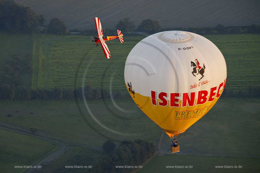 DEU, Deutschland, Ruhrgebiet, Hamm, Focke-Wulf Stieglitz Baujahr 1940 D-ENAY | DEU, Germany, aerial photography, ruhr district: Hamm, biplane and hot air balloon.