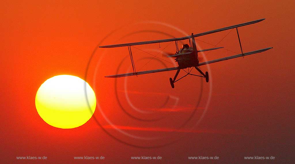 DEU, Deutschland, Ruhrgebiet, Hamm, Focke-Wulf Stieglitz Baujahr 1940 D-ENAY | DEU, Germany, aerial photography, ruhr district: Hamm, biplane at sunset.