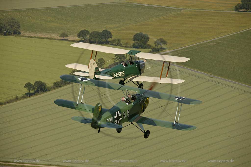 DEU, Deutschland: Hamm Ankunft eines neuen historischen Flugzeugs in Hamm bei den Quax-Fliegern, eine Buecker Jungmann aus Daxfort in England. Begleitet wurden die beiden englischen Piloten Boz und Phil von einer Tiger Moth, einer PA18 und zwei Motorseglern aus Hamm. | DEU, Germany: Hamm, arrival of a historical airplane, a Buecker Jungmann. The Buecker was escorted by a Tiger Moth, a PA18 and two power gliders. | 