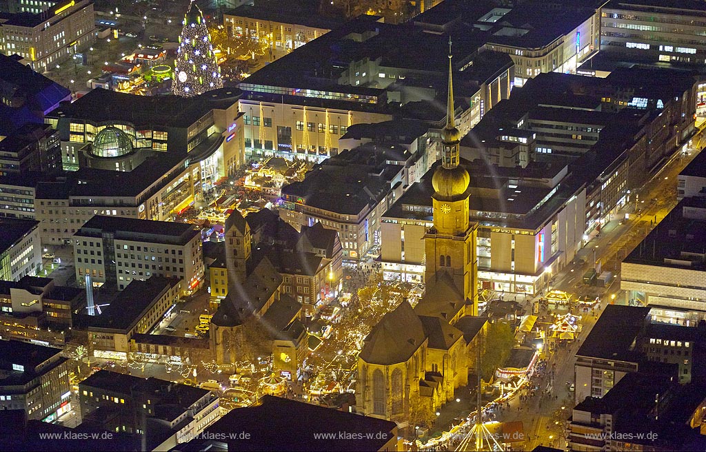 Dortmund, Reinoldikirche mit Weihnachtsmarkt in der  Dortmunder Innenstadt bei Nacht; Dortmund, church Reinholdkirche with Christmas market in the city of Dortmund at night.