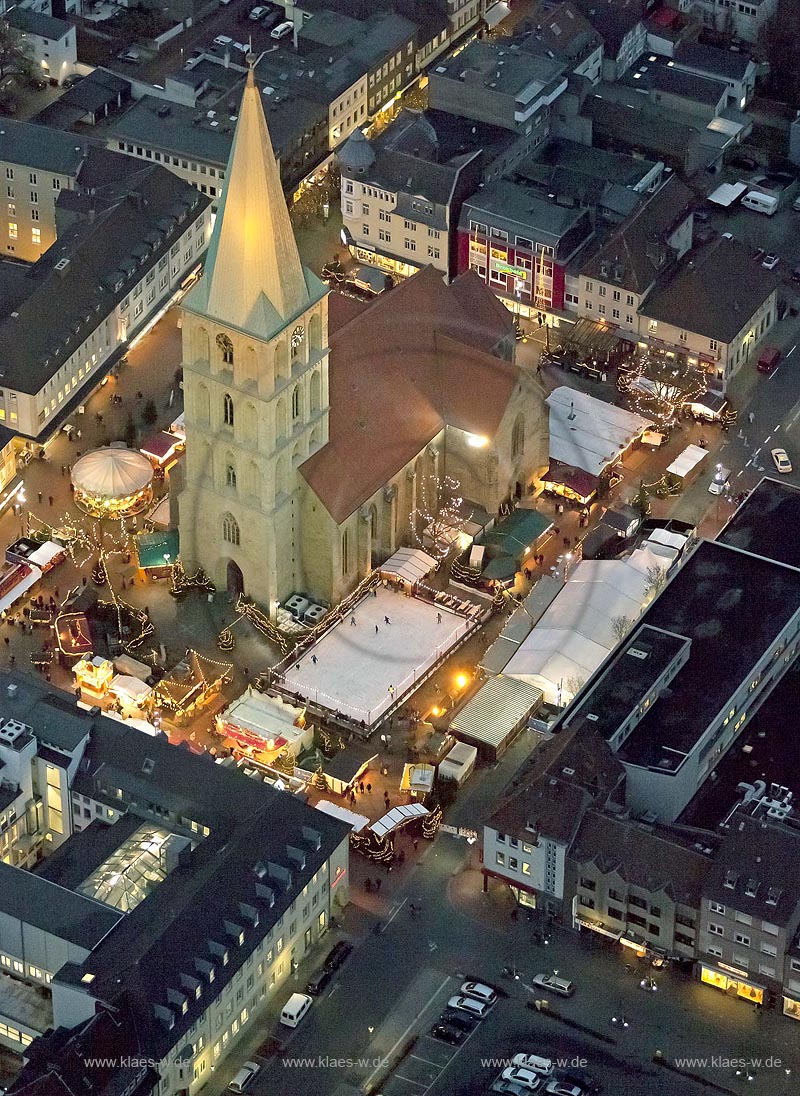 Hamm, Pauluskirche mit Weihnachtsmarkt und Eisbahn bei Nacht; Hamm, church Pauluskirche with Christmas market and skating rink at night.