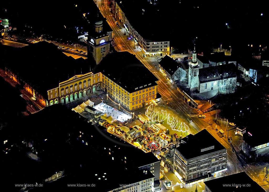 Weihnachtsmarkt vor dem Rathaus, Witten, Nordrhein-Westfalen, Deutschland, DEU. | Christmas fair in front of the town hall, Witten, North Rhine-Westphalia, Germany, DEU.